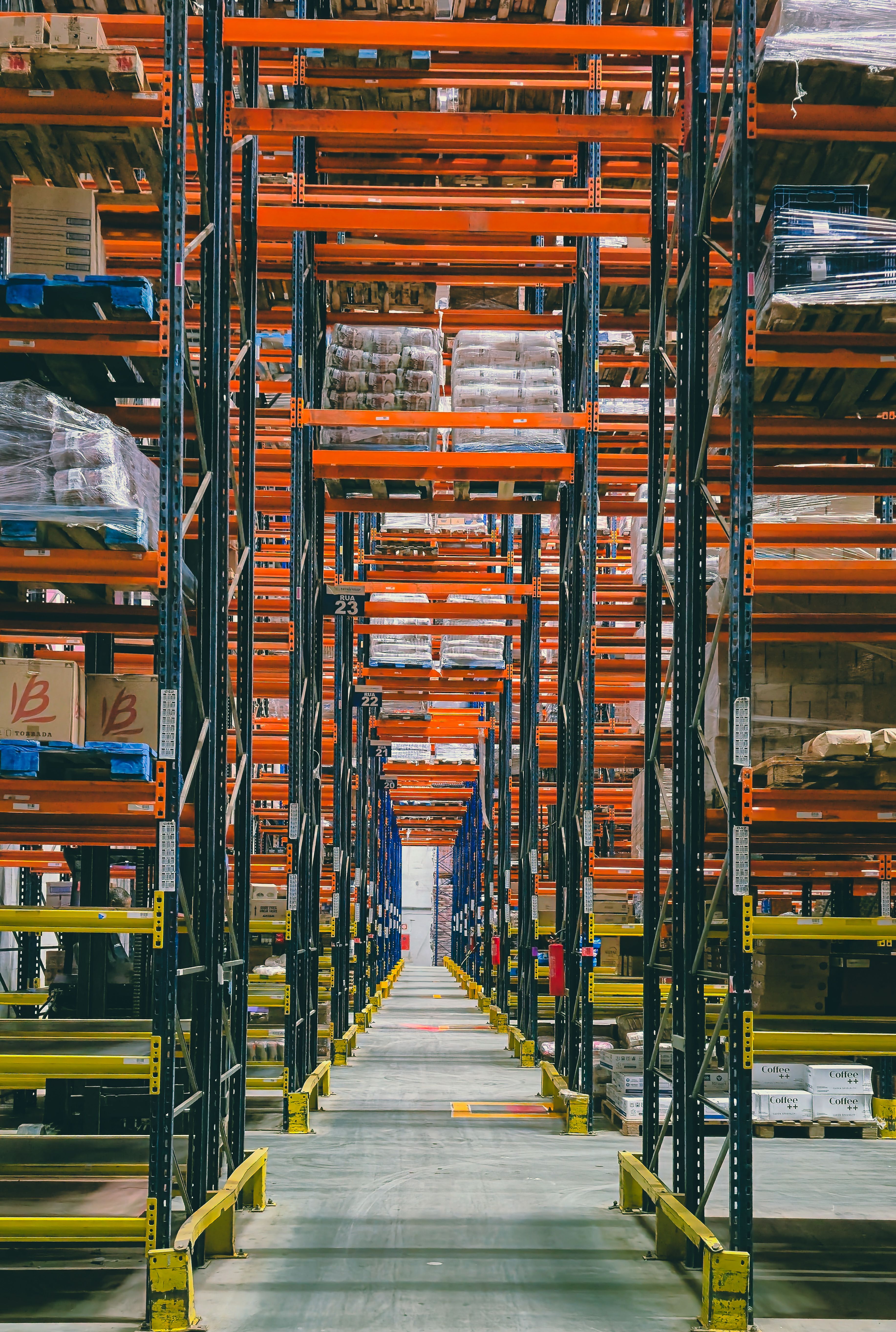 Interior de un almacén con estanterías de mercancías